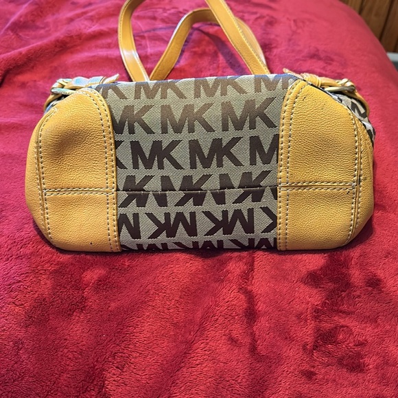 🌻 MK purse 👜 very nice, no rips no tears, no stains. 🌻 - Picture 3 of 12